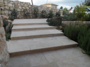 מדרגות מאבנים טבעיות